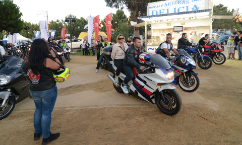 Desfile de motociclos na abertura das Festas