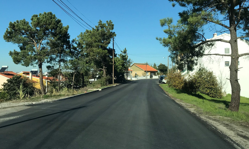 Pavimentação de via em Vale de Milhaços