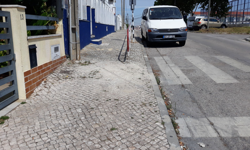 Reparação de uma calçada na rua dos Sobreiros