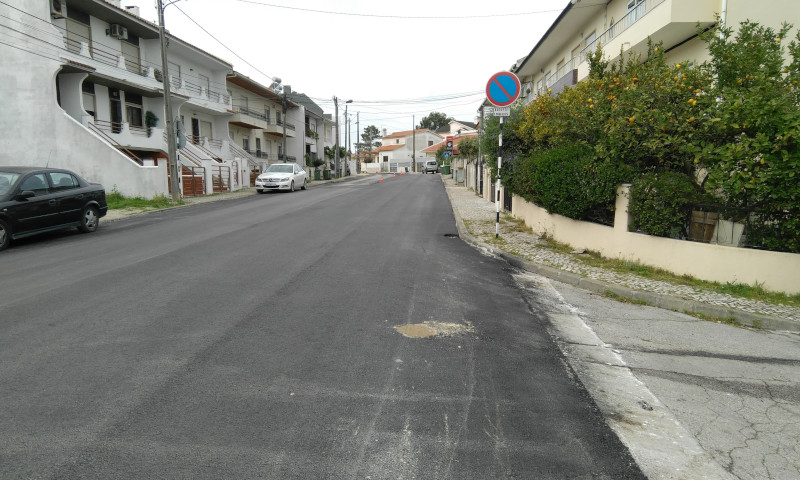 Colocação de pavimento na avenida Vale de Milhaços
