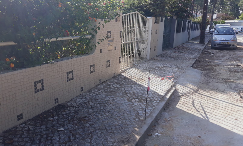 Reparação de calçada na rua Lagoas de Quiaios