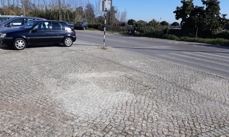 Calçada reparada na rua do Rouxinol