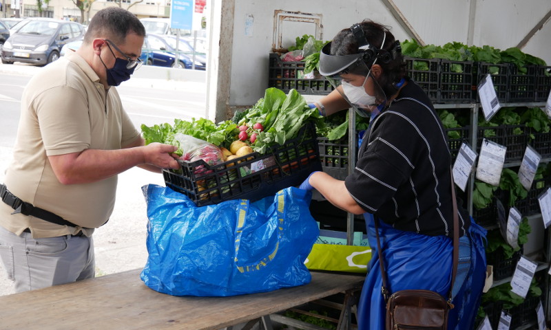 Fruta, legumes e peixe fresco no Mercado de Levante