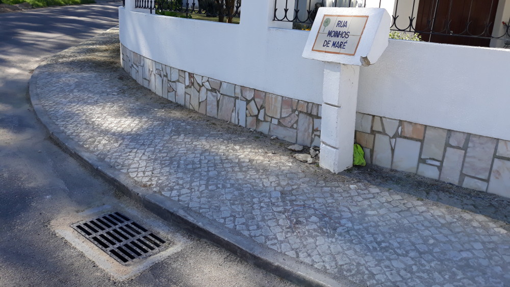 Calçada na rua Moinhos de Maré em Verdizela