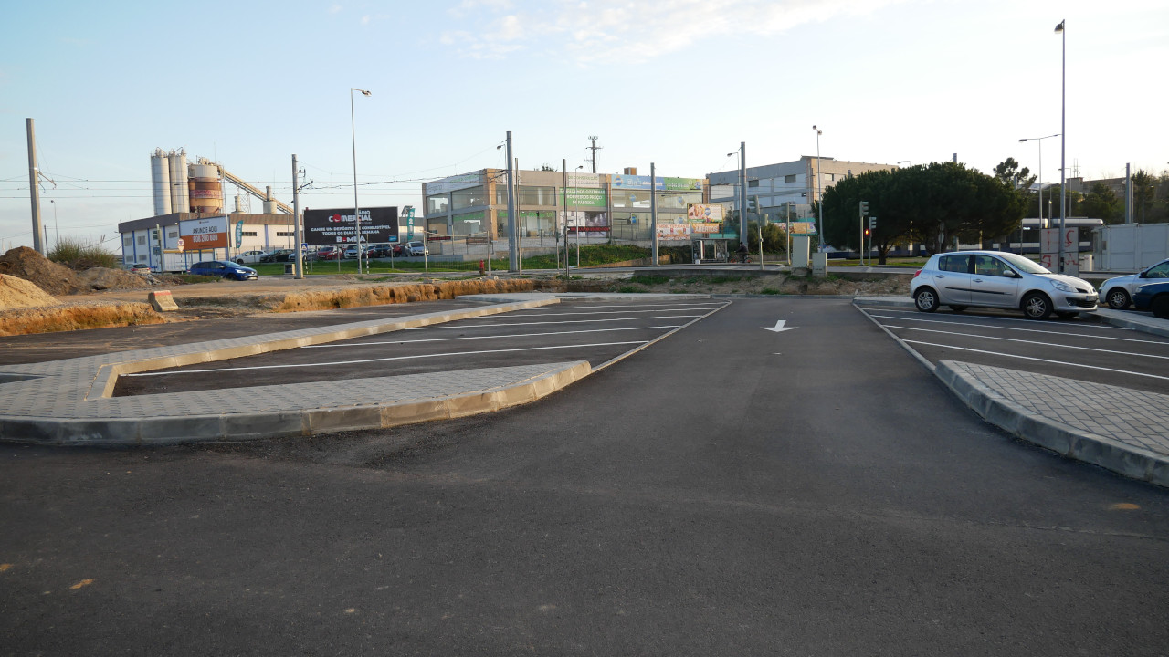 Novos lugares de estacionamento na ES João de Barros