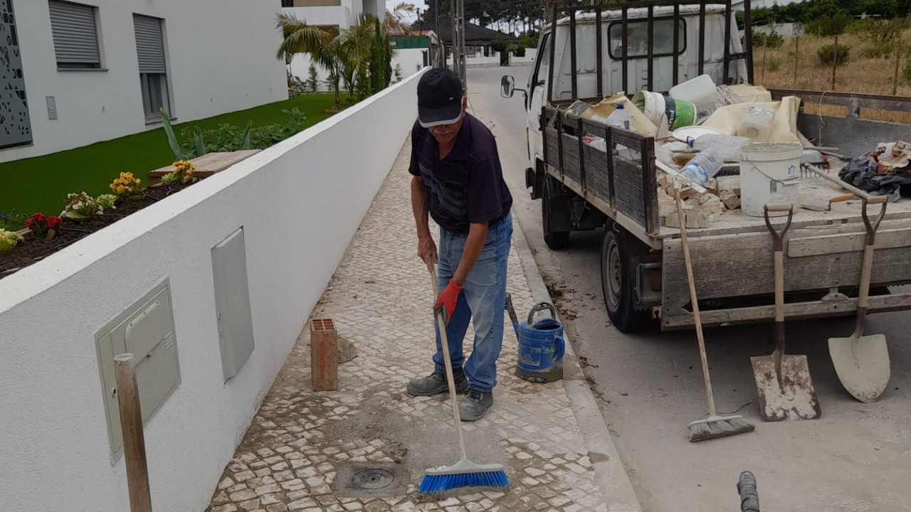 Regularização da calçada na rua Serra de Sintra