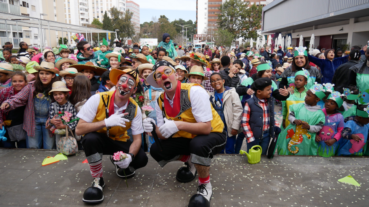 Crianças festejam o Carnaval nas ruas de Miratejo