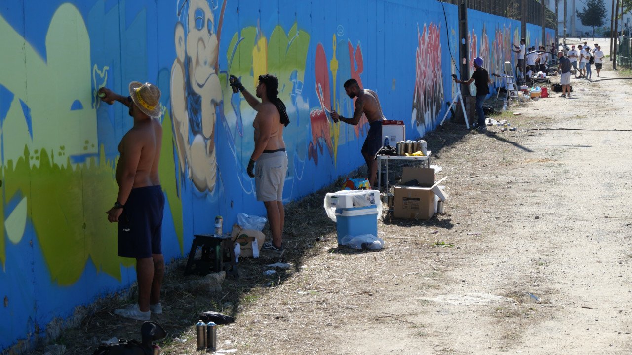 Muro exterior da ES João de Barros ganha cor, vida e arte