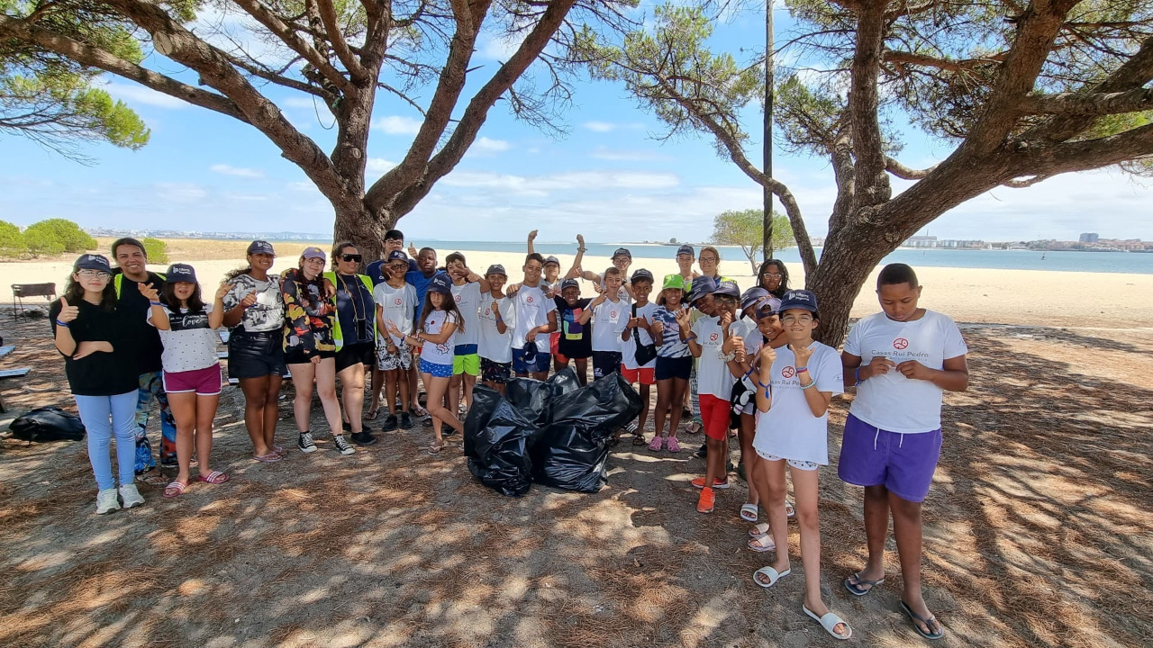 Alunos de Corroios limpam a praia da Ponta dos Corvos