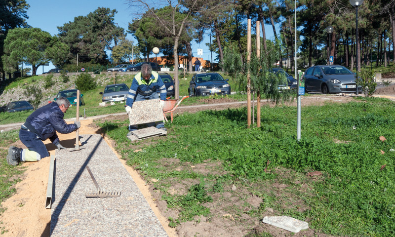 Construção de percursos pedonais em Miratejo