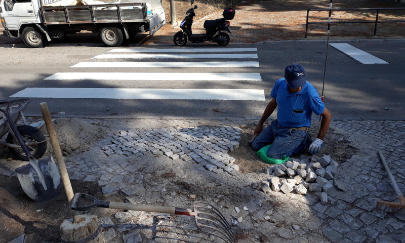 Reparação de calçada no Parque José Afonso