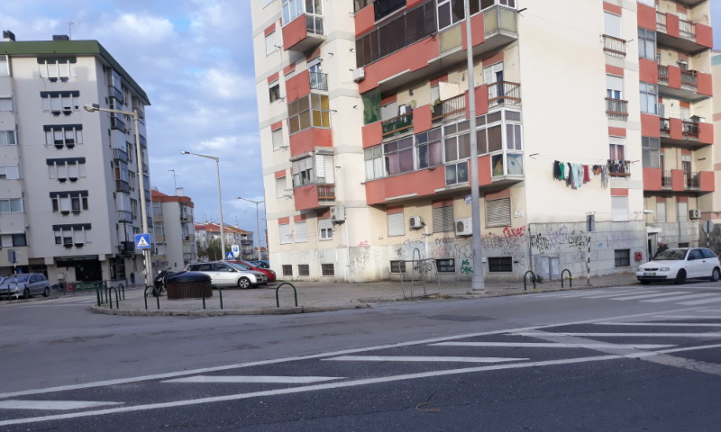 Pilaretes nas ruas Cidade de Almada e Cidade de Aveiro