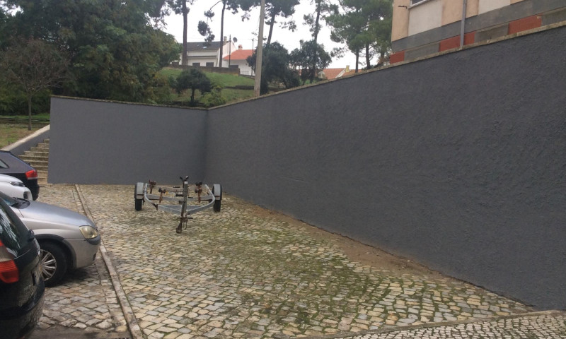 Pintura de muros na Praceta Venceslau Moraes