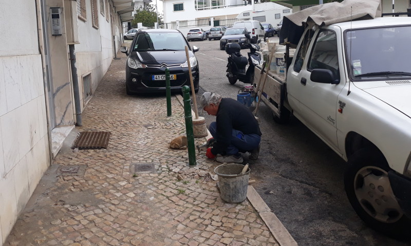 Reparação de pilarete e calçada na rua Cidade de Porto de Amélia