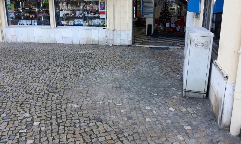 Reparação de calçada na rua da Niza