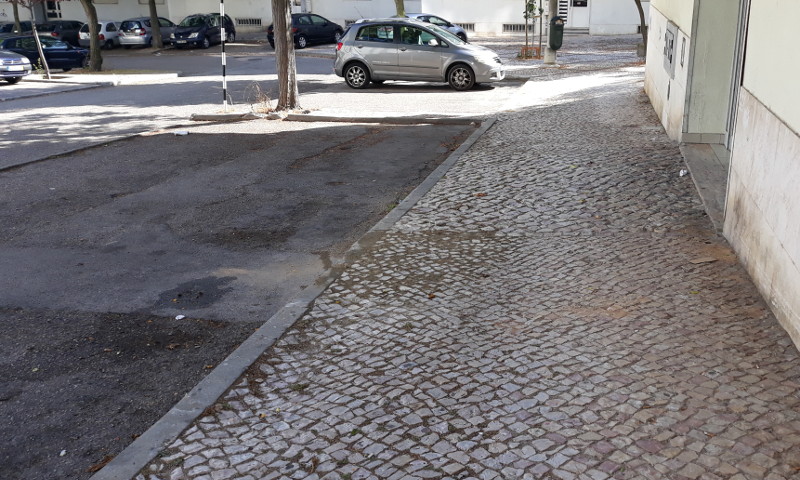 Calçada reparada na rua Nicolau Tolentino