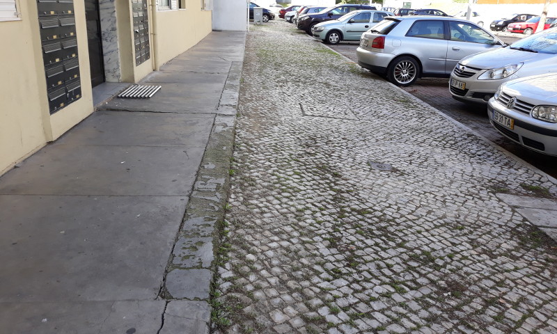 Reparações de calçada na rua Bernardo Santareno