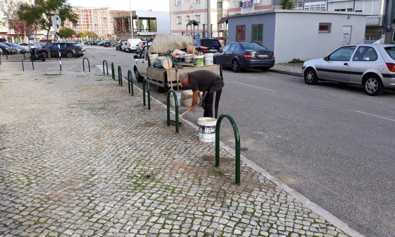 Colocação de pilaretes na rua Cidade de Aveiro