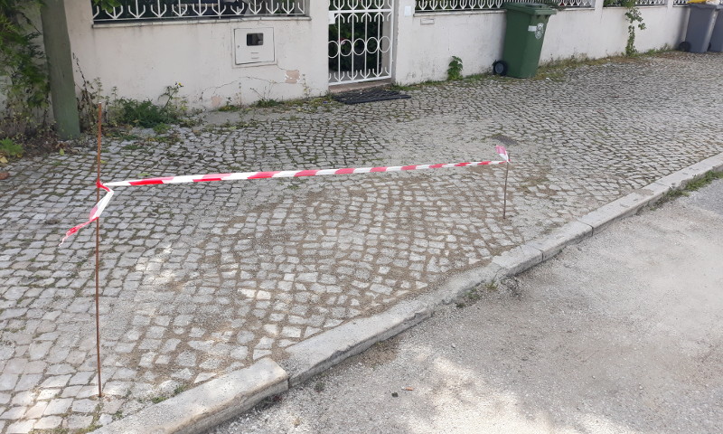Reparação de calçada na rua Almeida Garrette 