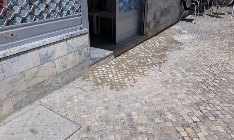 Reparações de calçada na rua Ary dos Santos
