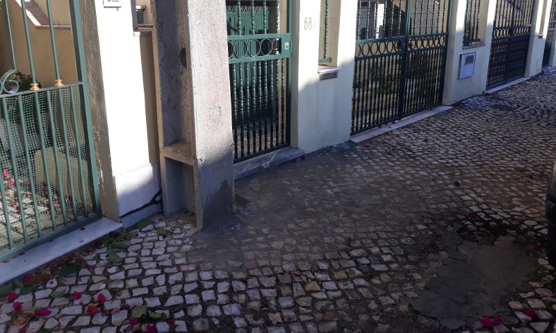 Reparação de calçada na rua da Marialva
