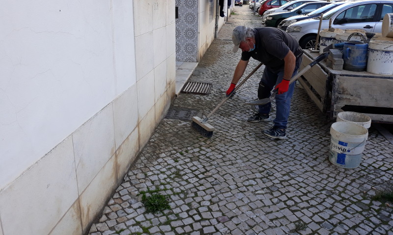 Reparação de calçada na rua Cidade de Braga em Corroios