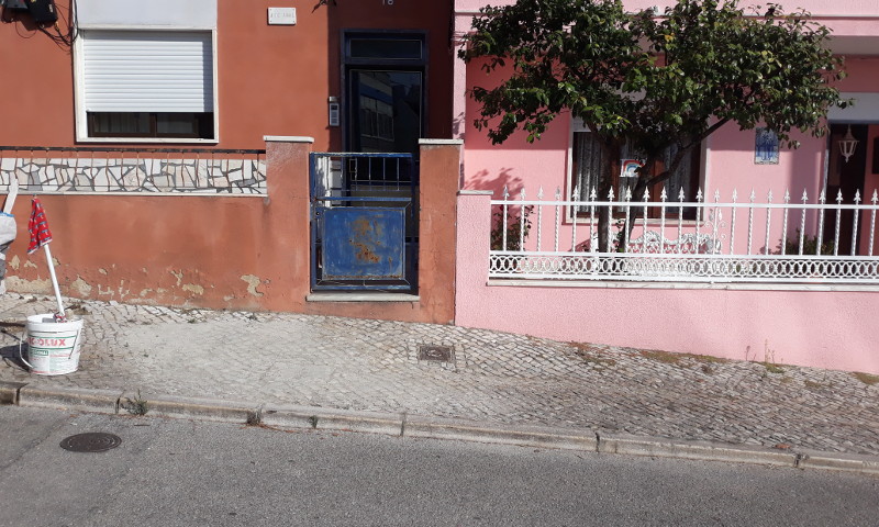 Reparação de calçada na rua Camões