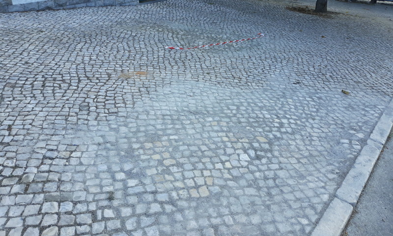 Reparação de calçada na rua do Trevo