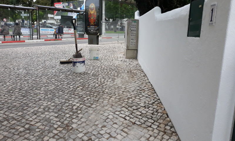 Reparações de calçada na rua Ferreira de Castro