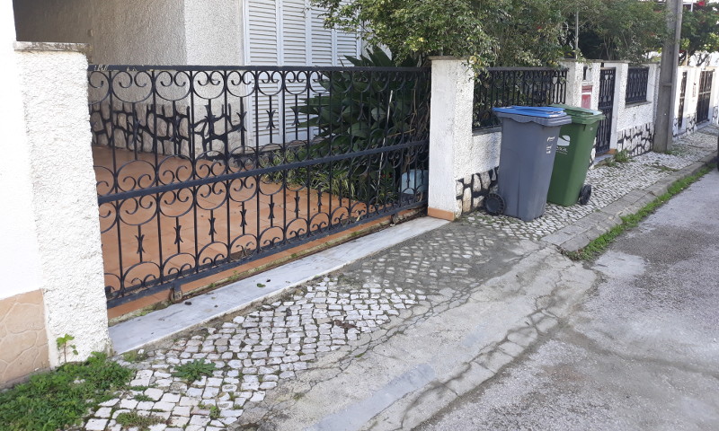 Reparação de calçada na rua dos Plátanos em Pinhal Vidal