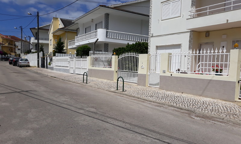 Colocação de pilaretes na rua Cesário Verde em Vale Milhaços