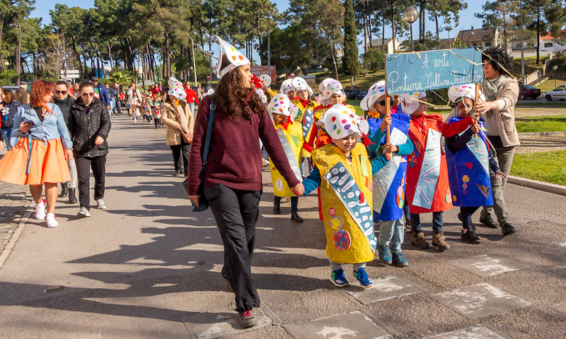 Desfile de Carnaval das Escolas nas ruas de Miratejo