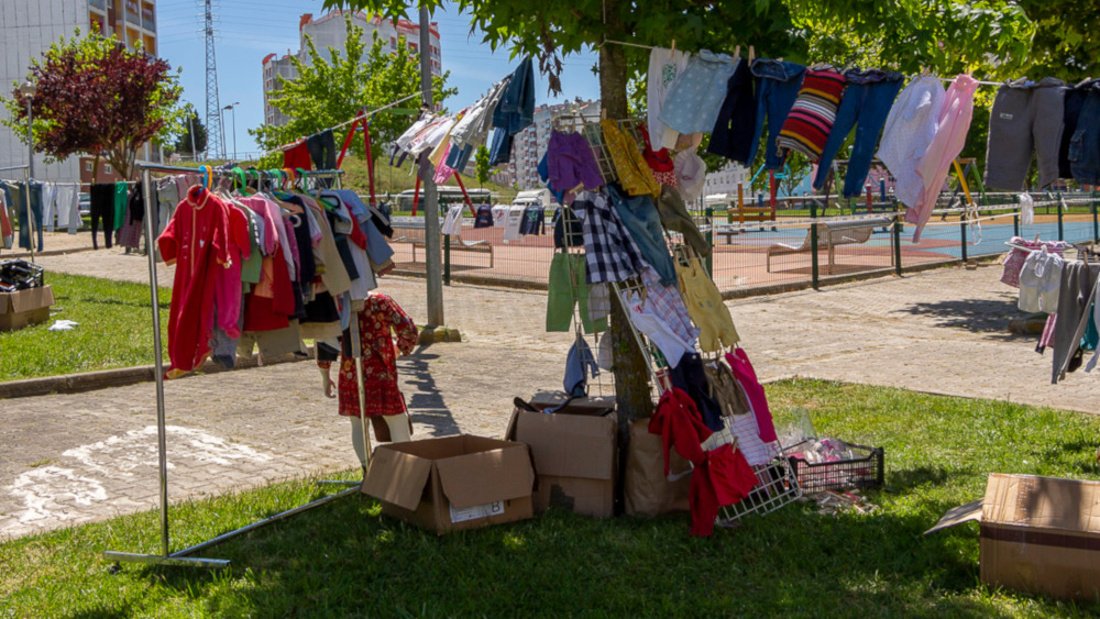 «Estendal Solidário» promove a partilha e a reutilização de roupa