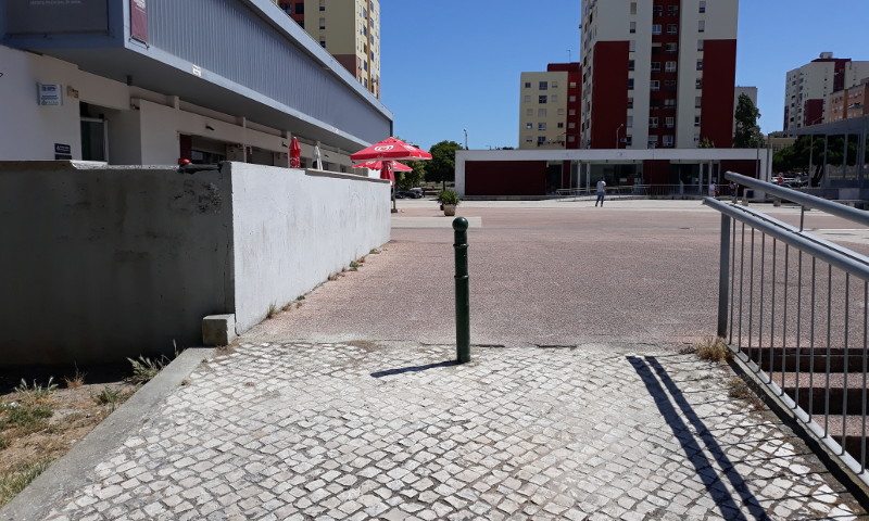 Colocação de um pilarete amovível na rua Ferreira de Castro