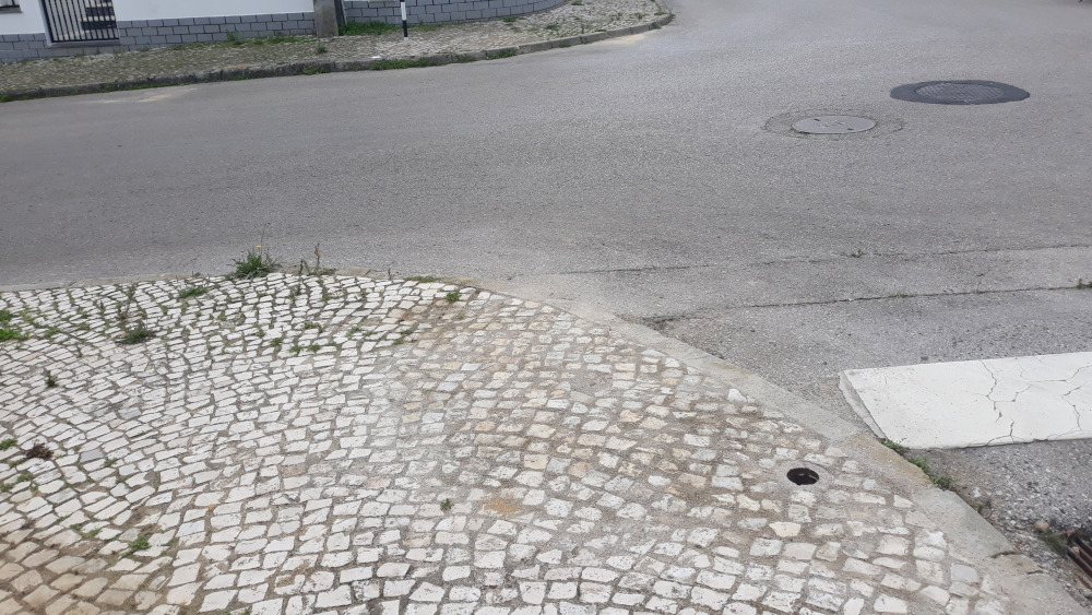 Calçada na rua Sarmento Pimentel em Vale de Milhaços