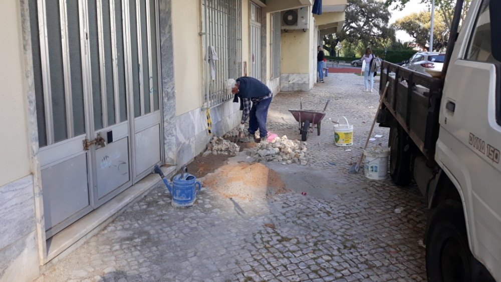 Reparações de calçada na rua Nicolau Tolentino