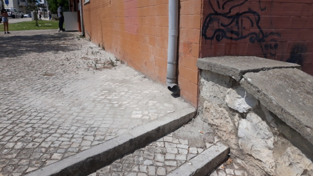 Reparação de calçada na avenida Luís de Camões