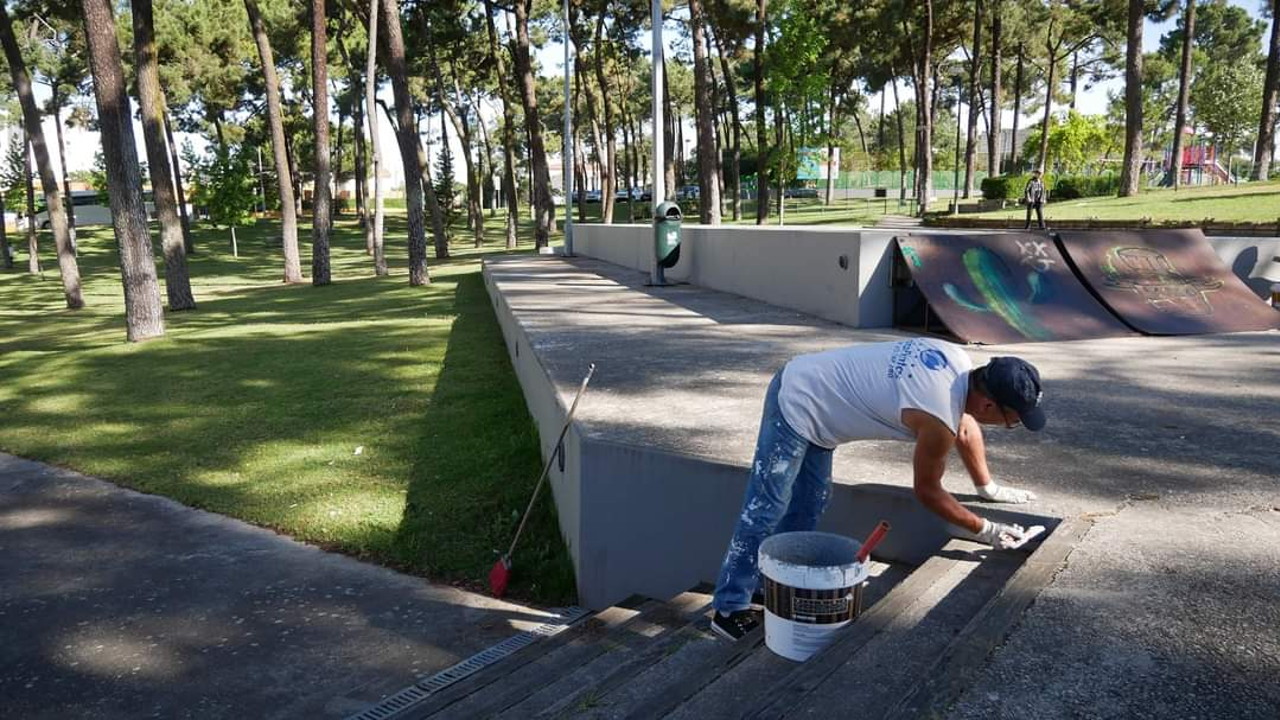 Trabalhos de manutenção de muros no Parque José Afonso