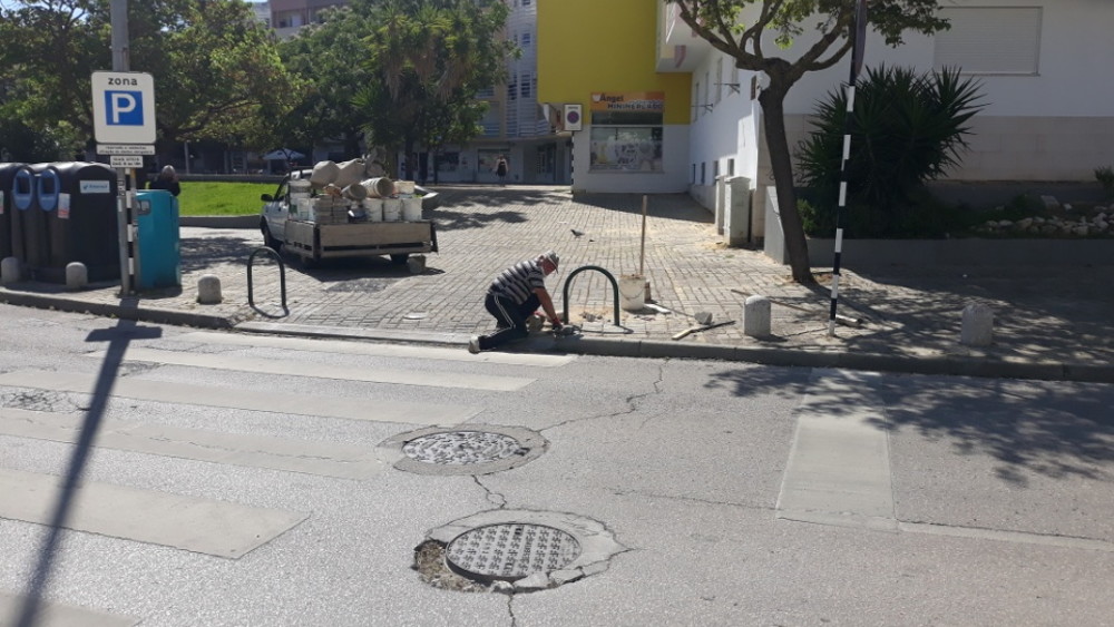 Colocação de pilarete na rua Amélia Rey Colaço
