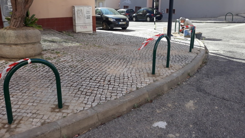 Colocação de pilaretes na rua Soldado Luís