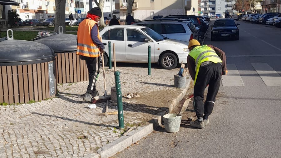 Prosseguem os trabalhos de reposição de calçada na Freguesia