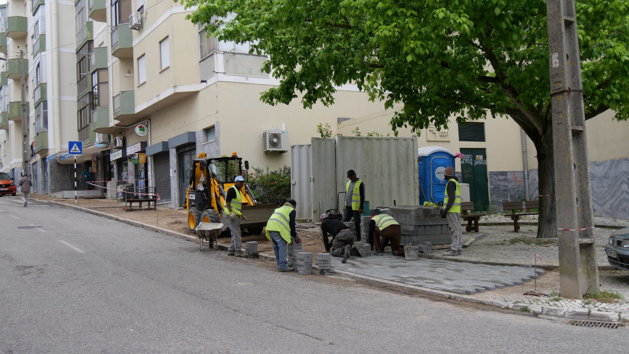 Substituição de calçada por pavet na Rua Cidade Lourenço Marques