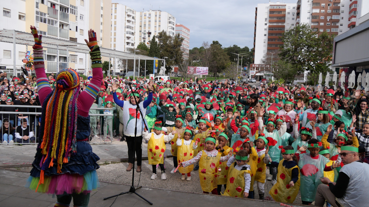 Desfile de Carnaval das Escolas encheu as ruas de alegria