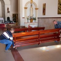 Reparação dos bancos da Igreja de Corroios