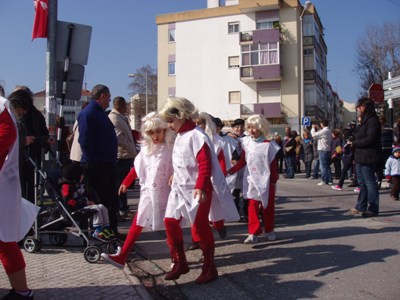 Milhares de crianças desfilam nas ruas de Corroios